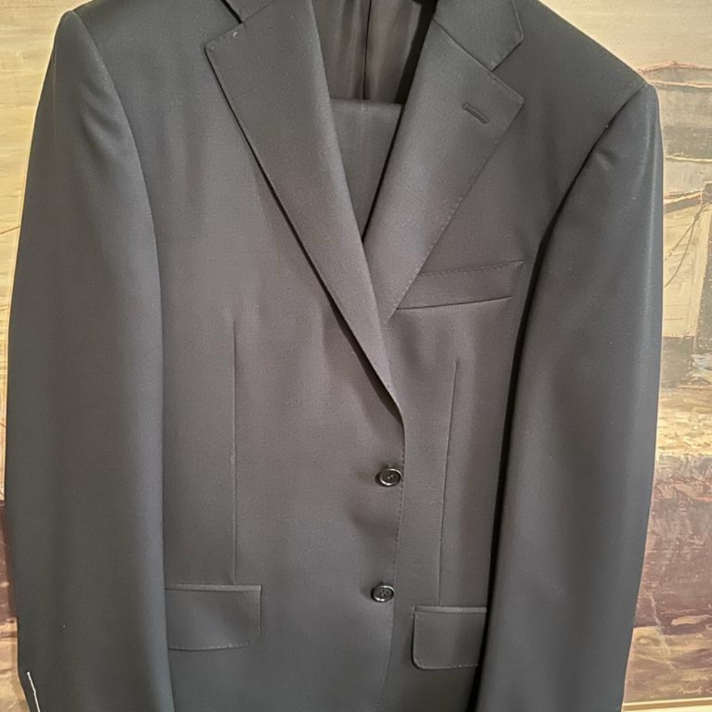 Priced to sell! Classy Canali Mens Contemporary Suit Navy Size 36.